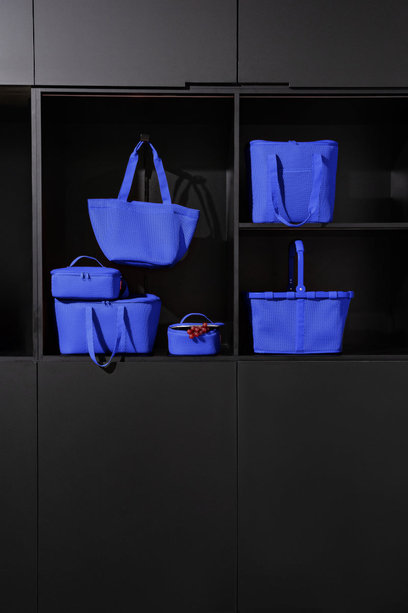 reisenthel carrybag frame mesh royal blue Lifestyle 5