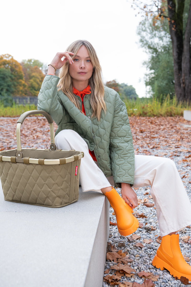 reisenthel carrybag frame rhombus olive Lifestyle 3