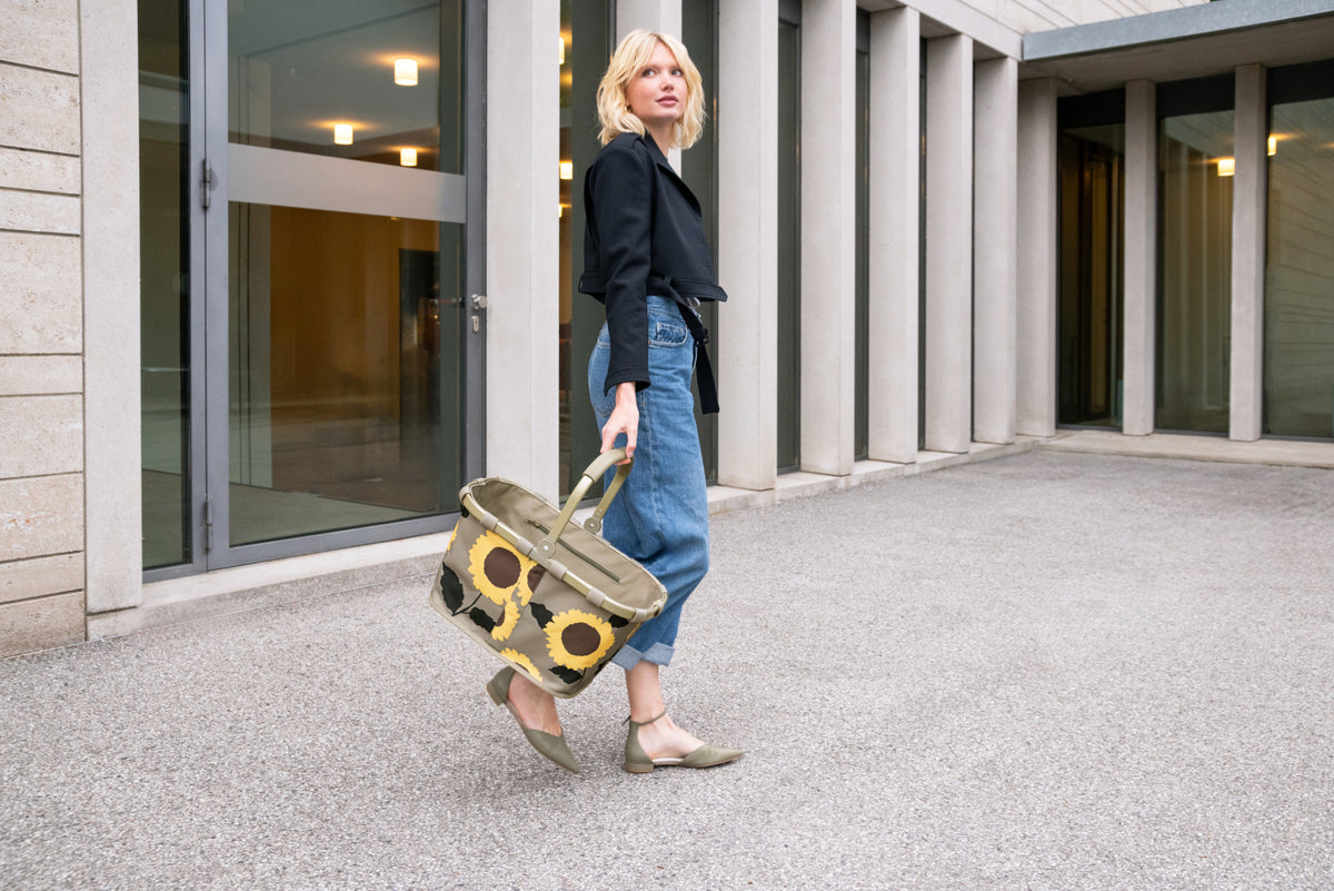 reisenthel carrybag frame sunflowers Lifestyle 3