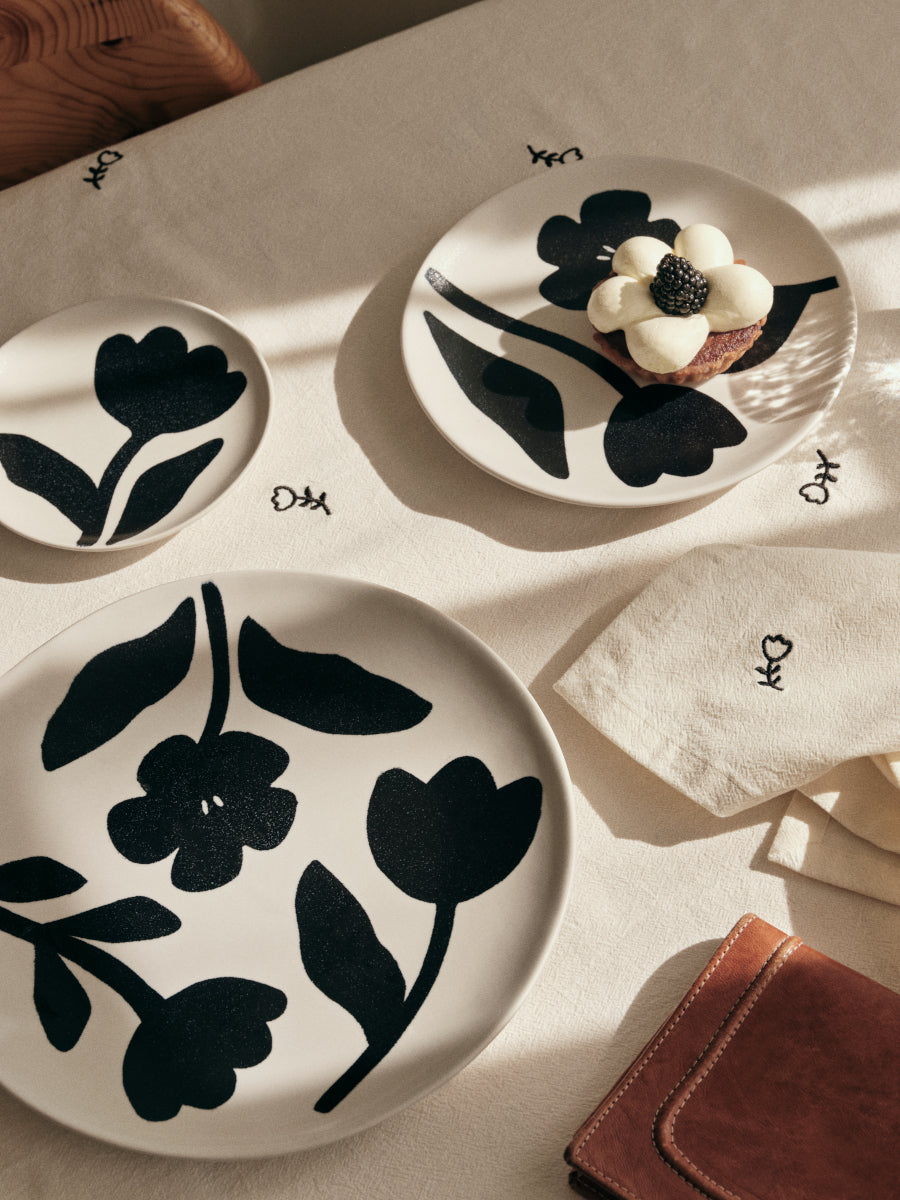 Broste Copenhagen Flora Teller black/off white Ø15cm Lifestyle 1