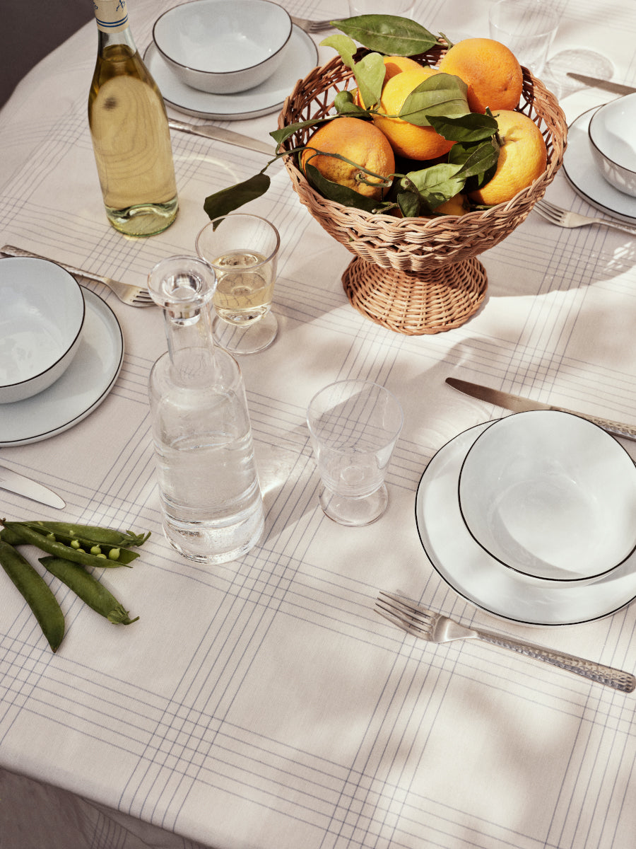Broste Copenhagen Hammered Weißweinglas klar 0,3l 4er Set Lifestyle 4