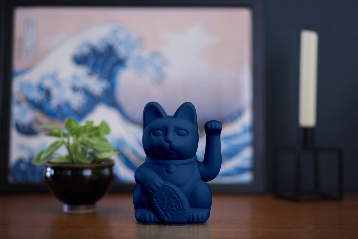 Donkey Products Lucky Cat Classic Winkekatze dunkelblau 15cm Lifestyle 1