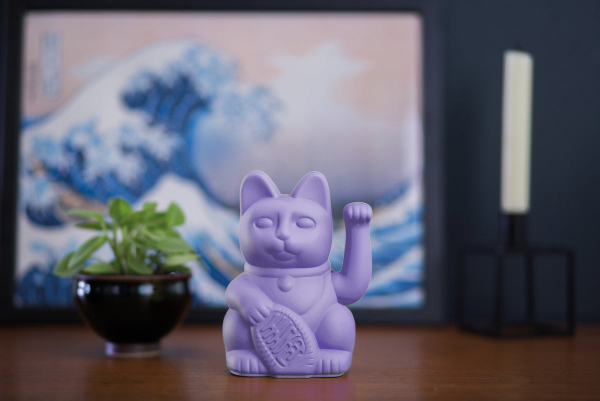Donkey Products Lucky Cat Classic Winkekatze lila 15cm Lifestyle 2