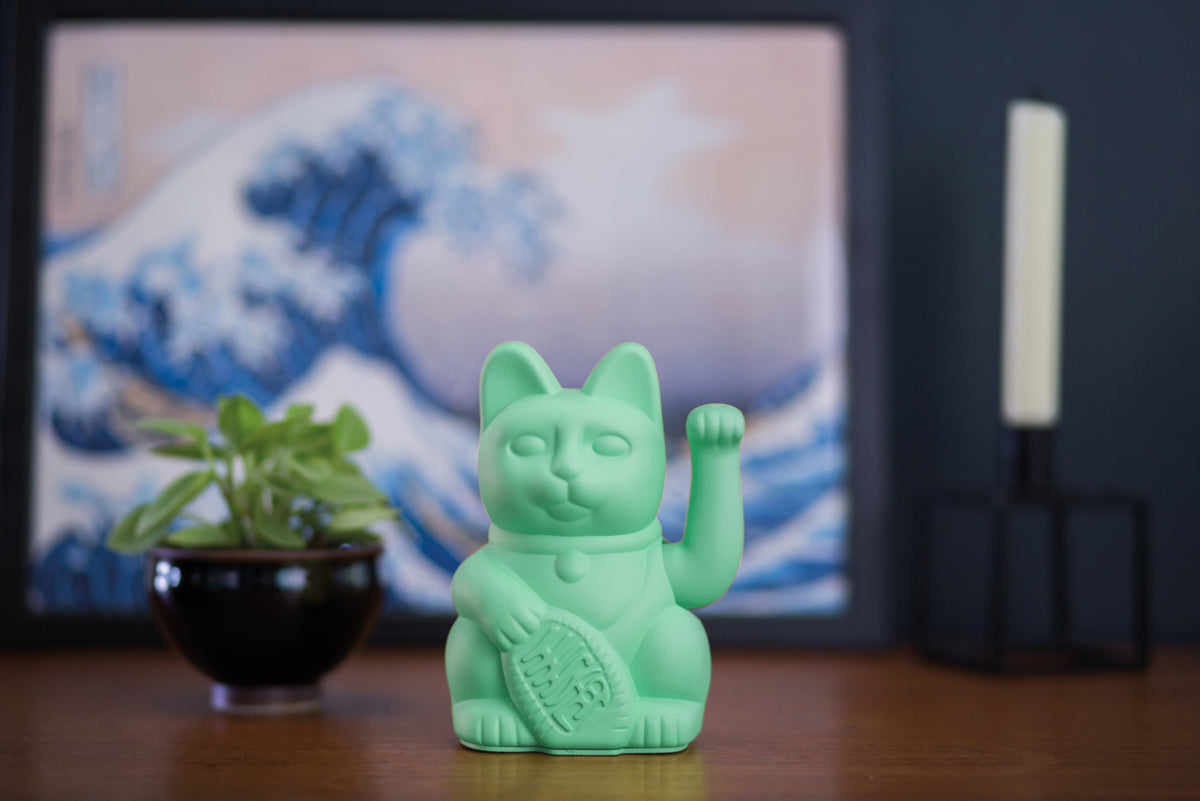 Donkey Products Lucky Cat Classic Winkekatze minzgrün 15cm Lifestyle 2