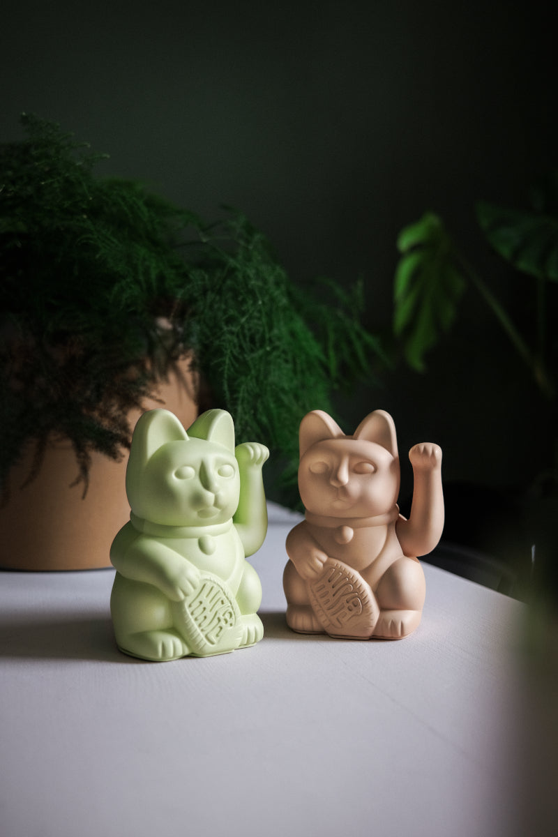 Donkey Products Lucky Cat Classic Winkekatze hellgrün 15cm Lifestyle 3
