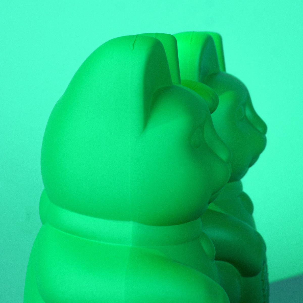 Donkey Products Lucky Cat Classic Winkekatze vivid green 15cm Lifestyle 1