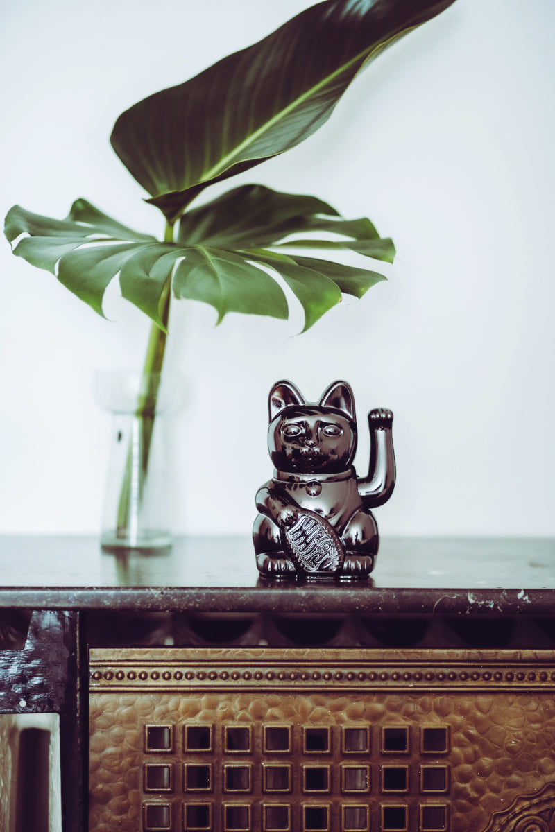 Donkey Products Lucky Cat Egypt Winkekatze schwarz 15cm Lifestyle 2