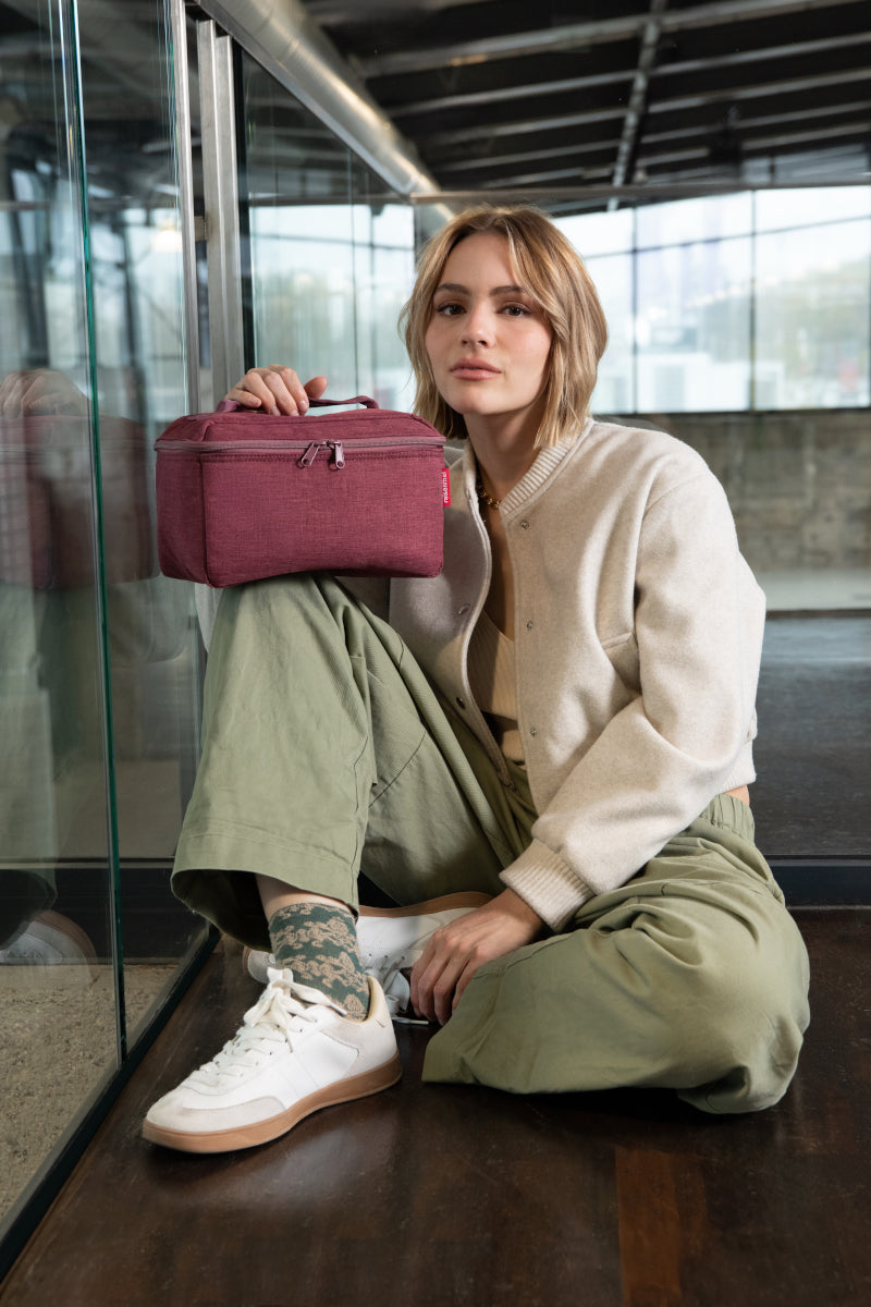 reisenthel beautycase twist maroon Lifestyle 4