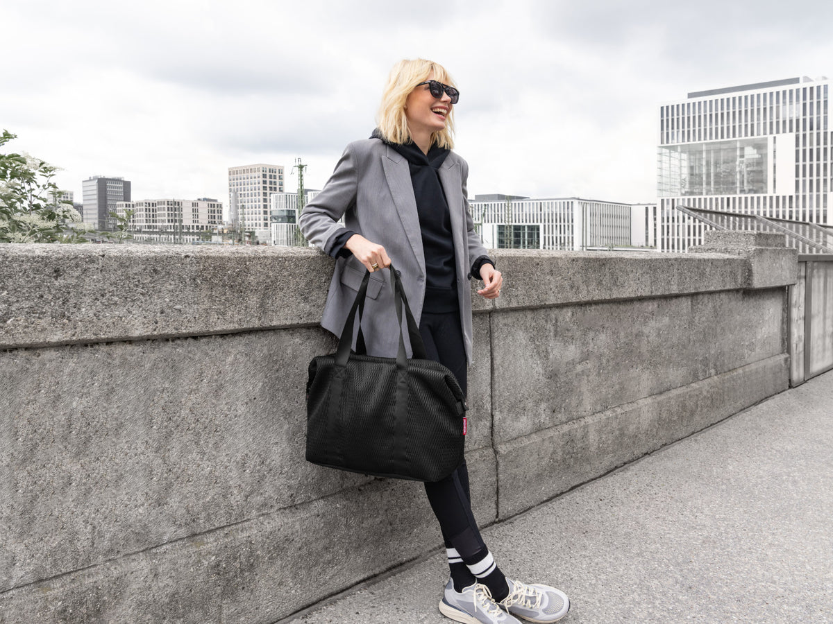 reisenthel extralite weekender M mesh black Lifestyle 4