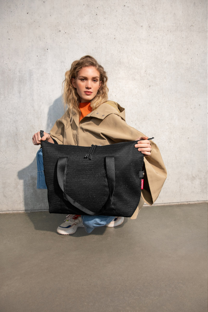 reisenthel extralite weekender M mesh black Lifestyle 1