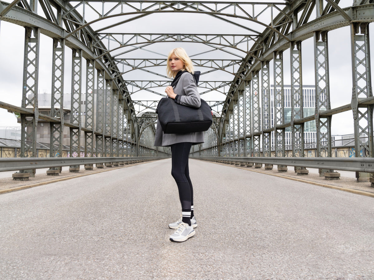 reisenthel extralite weekender L mesh black Lifestyle 1
