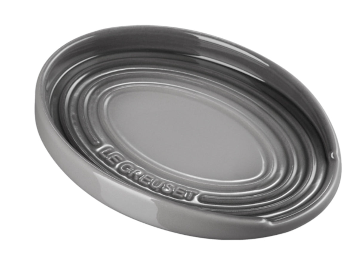 Le Creuset Löffelablage oval flint 16cm Freisteller 3