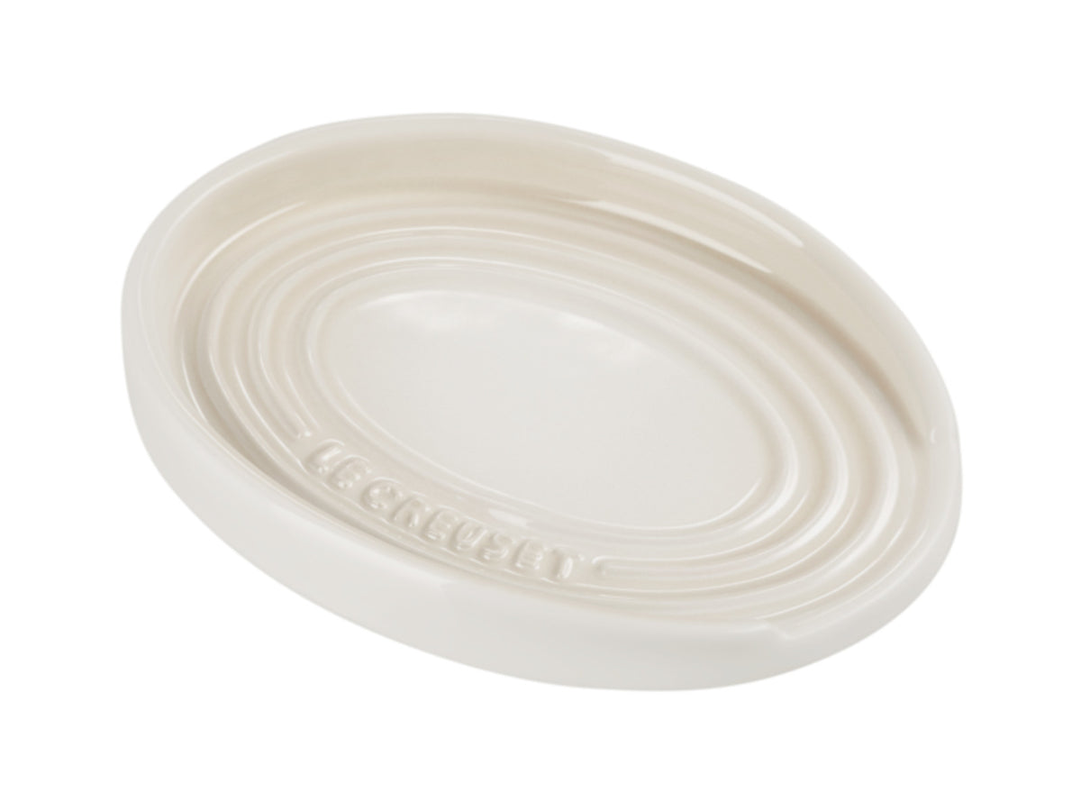 Le Creuset Löffelablage oval meringue 16cm Freisteller 1