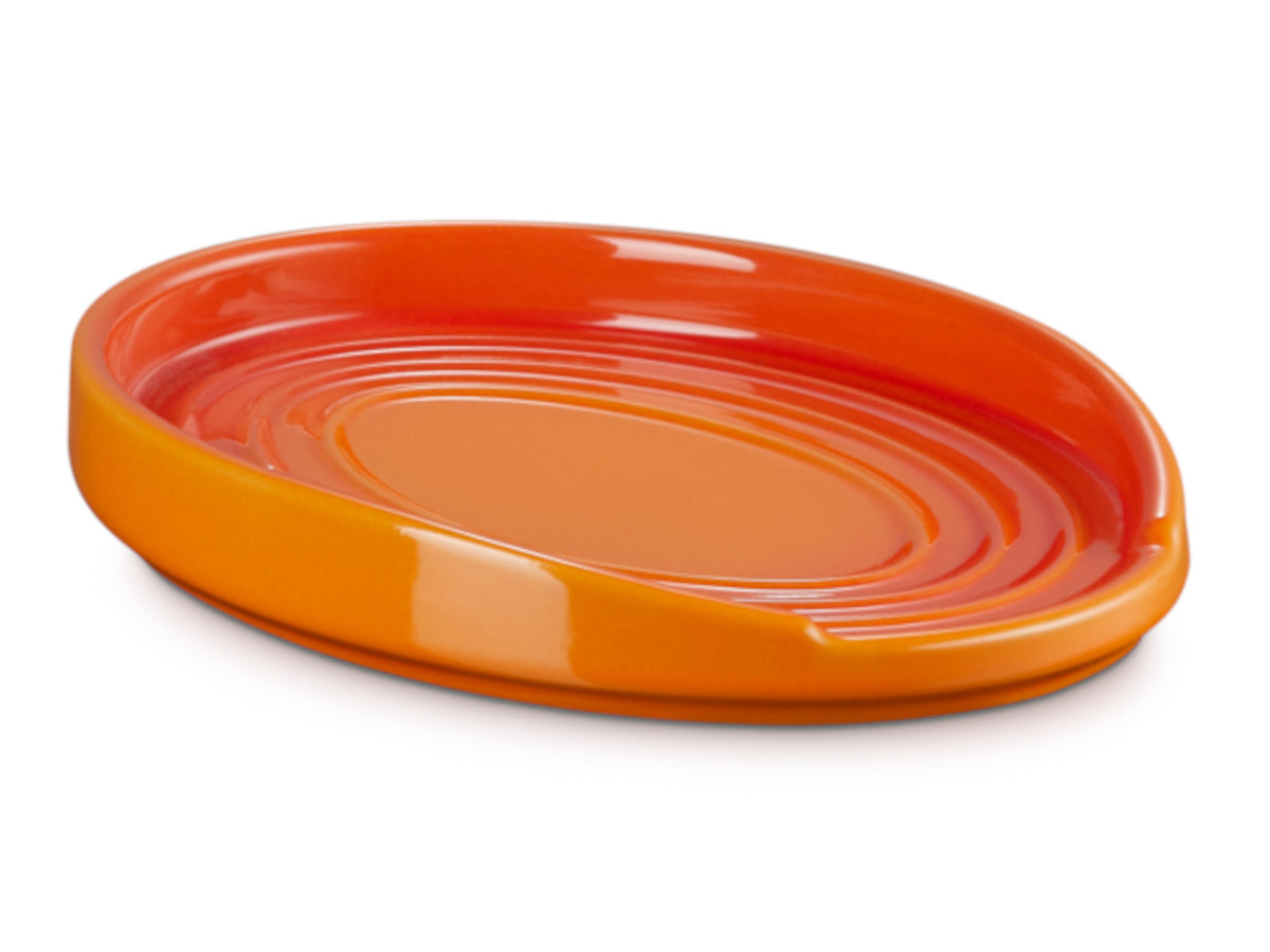 Le Creuset Löffelablage oval ofenrot 16cm Freisteller 1