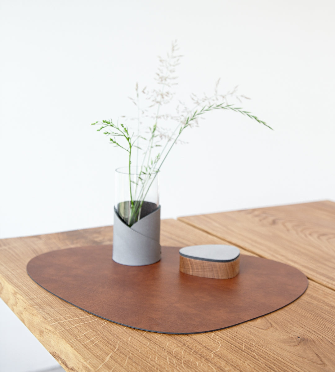 LIND DNA BULL Tischset Curve L cognac 37 x 44 cm