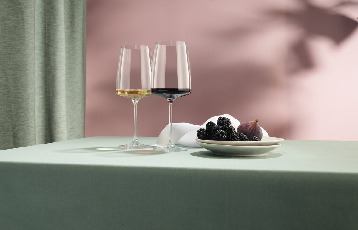 ZWIESEL GLAS Vivid Senses Weinglas kraftvoll & würzig Set 2tlg Lifestyle 1