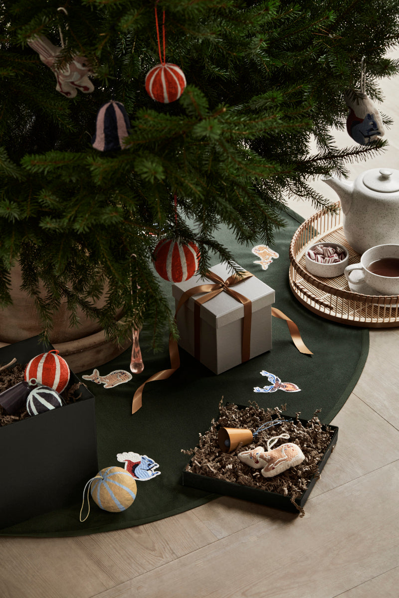 Broste Copenhagen DEER Weihnachtsbaumdecke forest green 120 cm Lifestyle 1