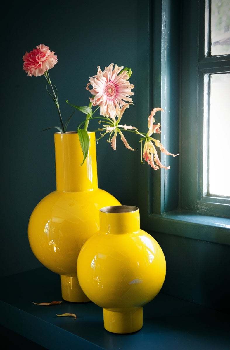 PIP STUDIO Vase Metal medium ockergelb 24 x 40 cm Lifestyle 2