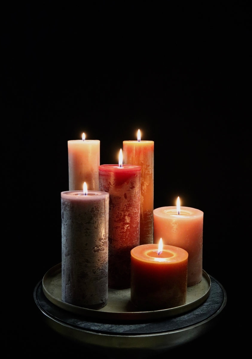 Dekocandle Zylinder-Kerze crimson Ø 8,6 x 20 cm (1 Stück) Lifestyle 1