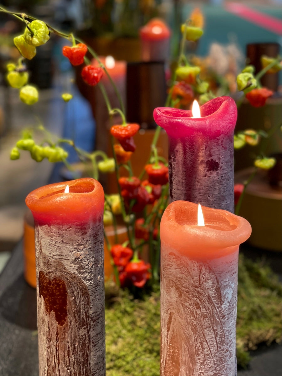 Dekocandle Zylinder-Kerze crimson Ø 7 x 25 cm (1 Stück) Lifestyle 1