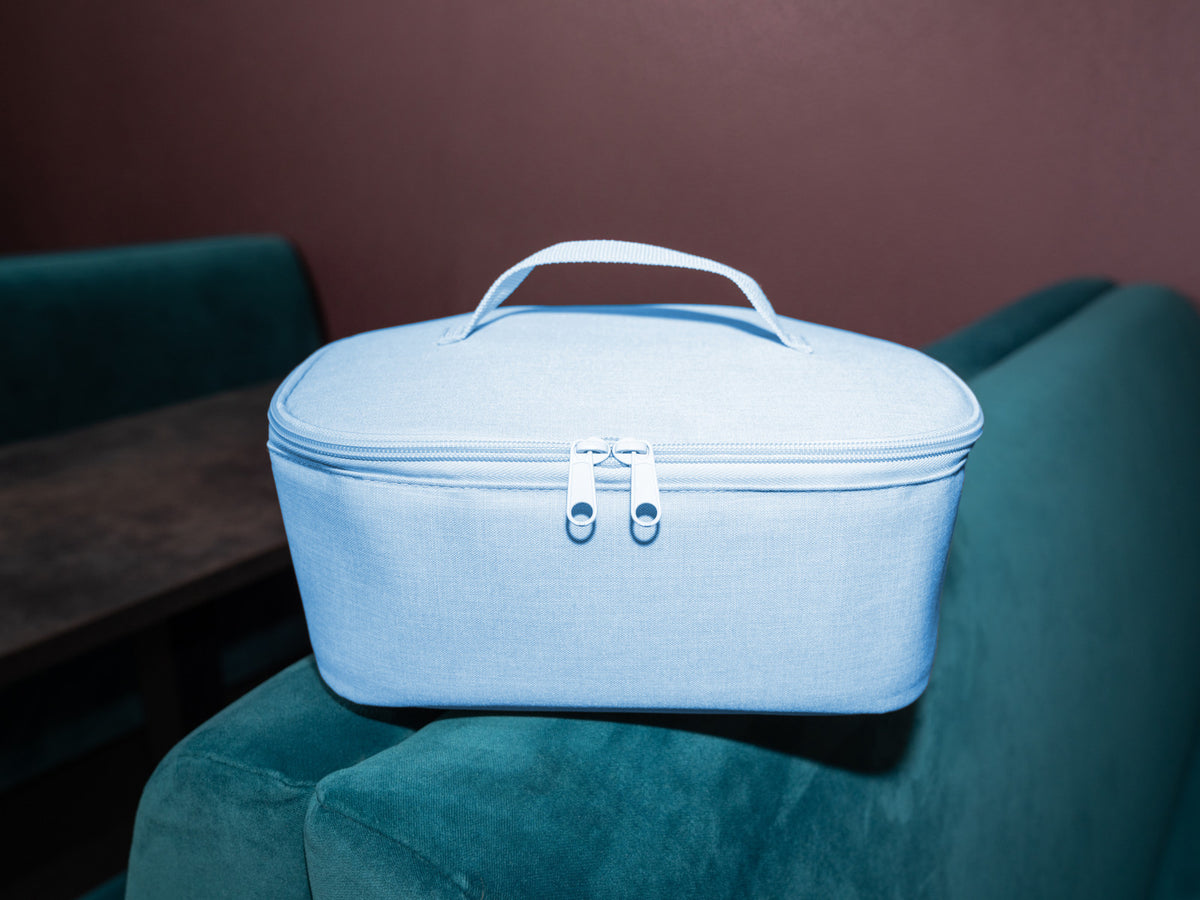 reisenthel coolerbag M pocket twist powder blue Lifestyle 1