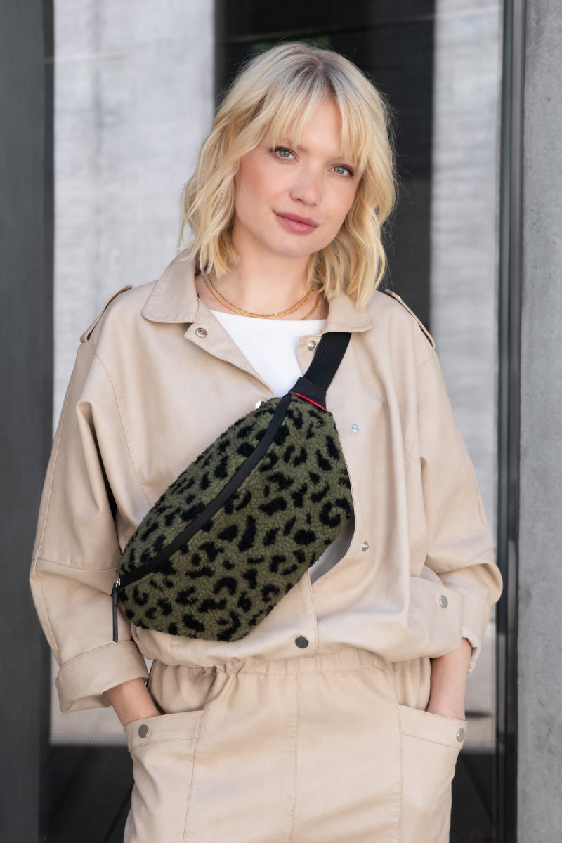 reisenthel beltbag teddy leo olive Lifestyle 1