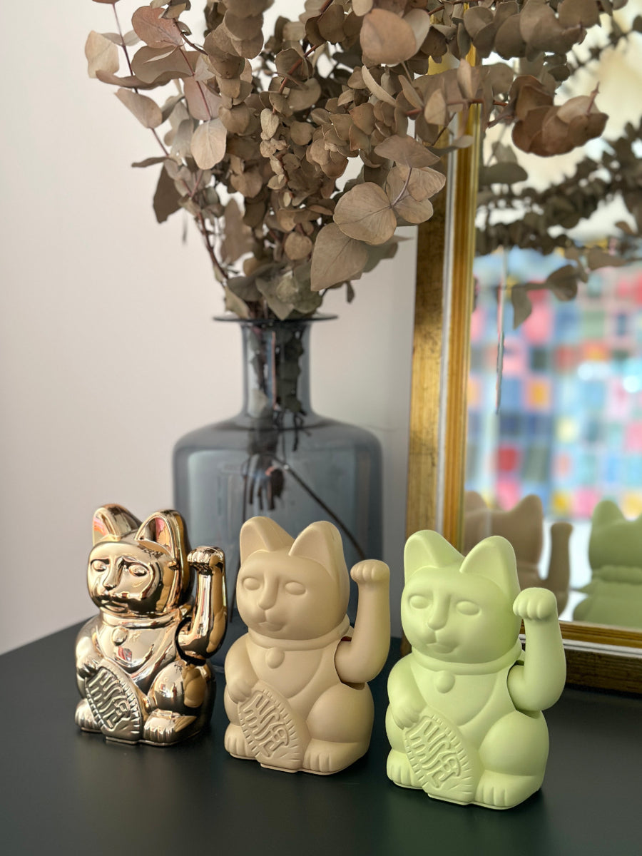 Donkey Products Lucky Cat Classic Winkekatze ocker 15cm Lifestyle 3