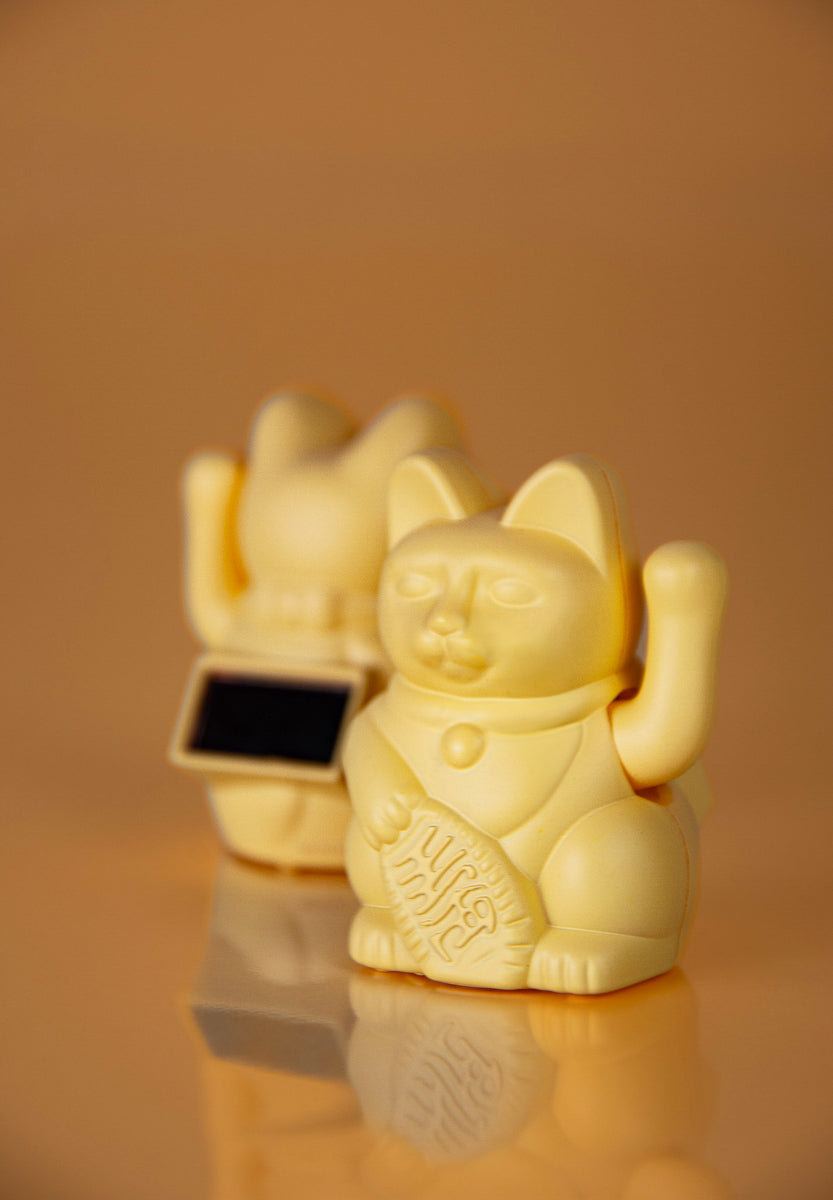 Donkey Products Lucky Cat Solar Winkekatze gelb 6,5cm Lifestyle 5