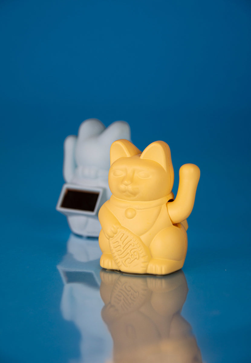 Donkey Products Lucky Cat Solar Winkekatze hellblau 6,5cm Lifestyle 5