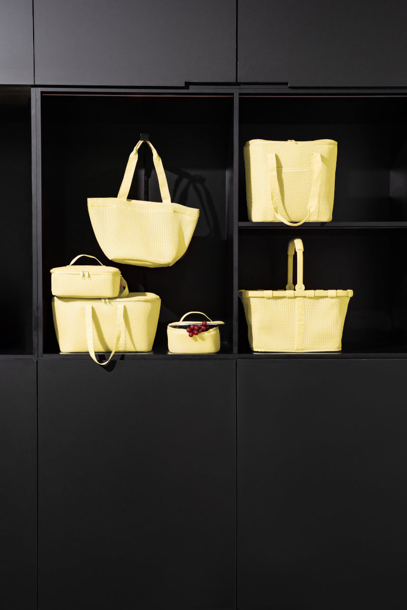 reisenthel carrybag frame mesh lemon Lifestyle 4