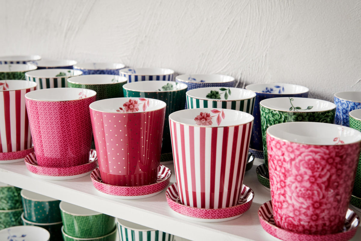 PIP STUDIO Royal Tiles Becher & Teebeutelablage Set dunkelpink 230 ml Lifestyle