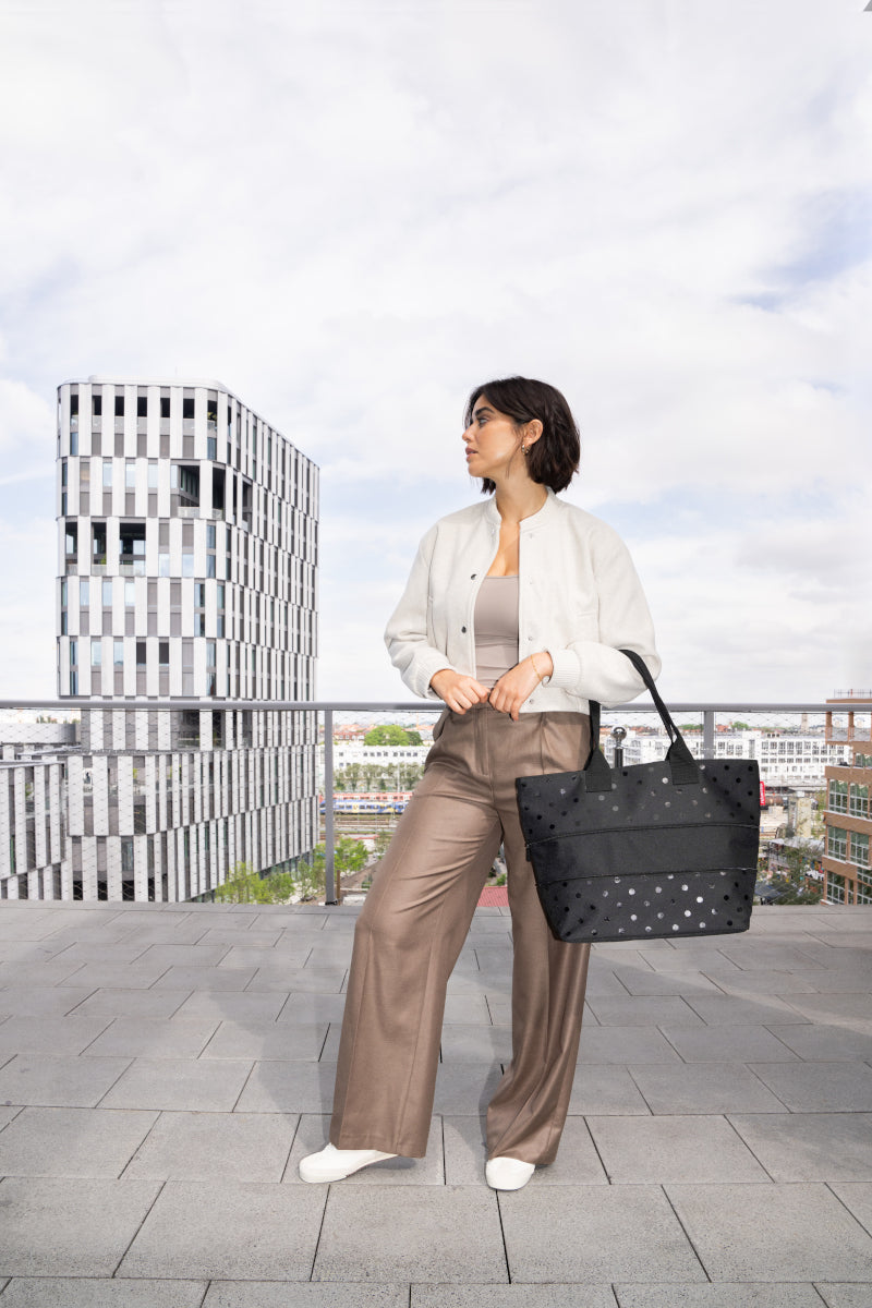 reisenthel shopper e1 glossy dots black Set2 Lifestyle 1