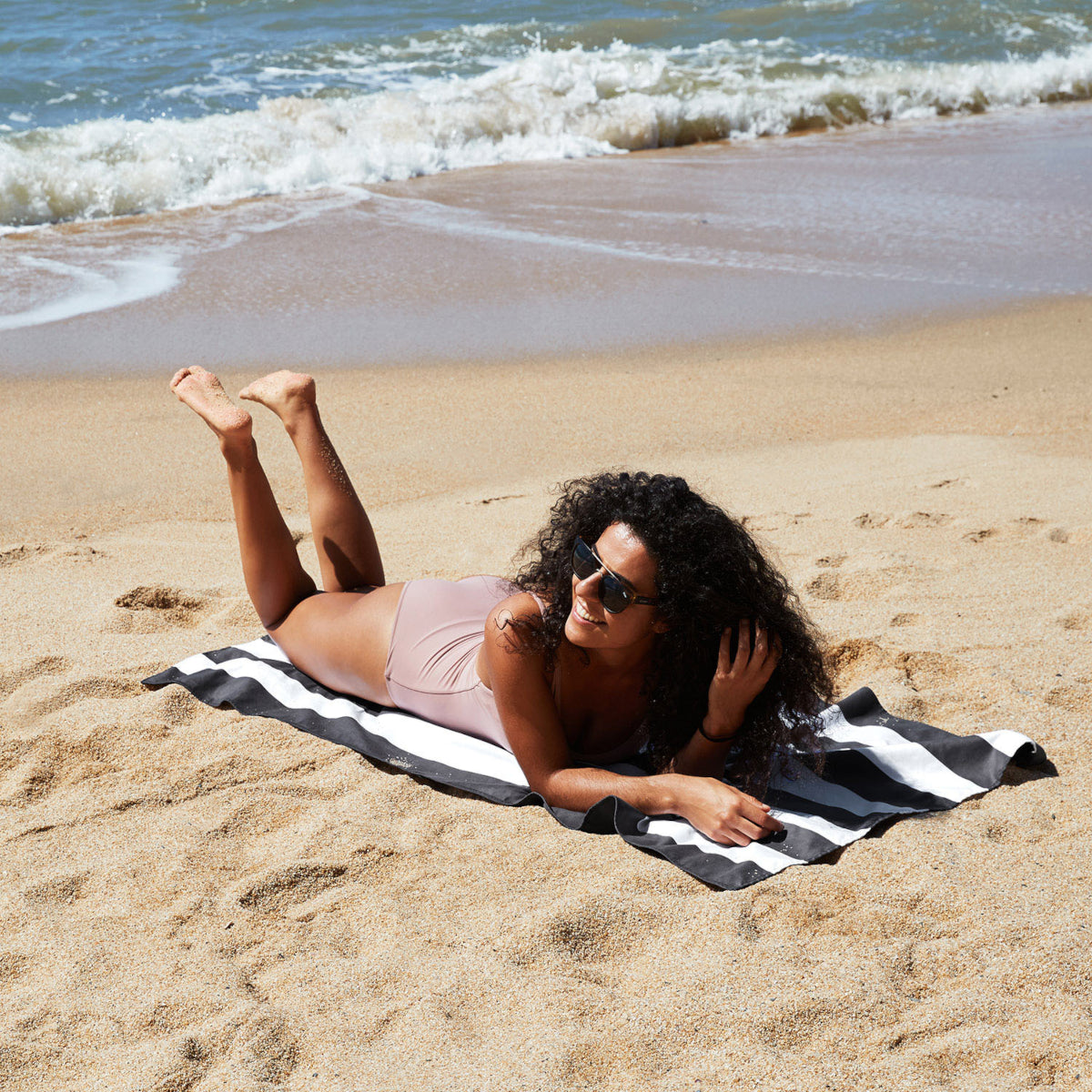Dock & Bay Beach Towel XL Kamari Charcoal 200x90cm Lifestyle 4