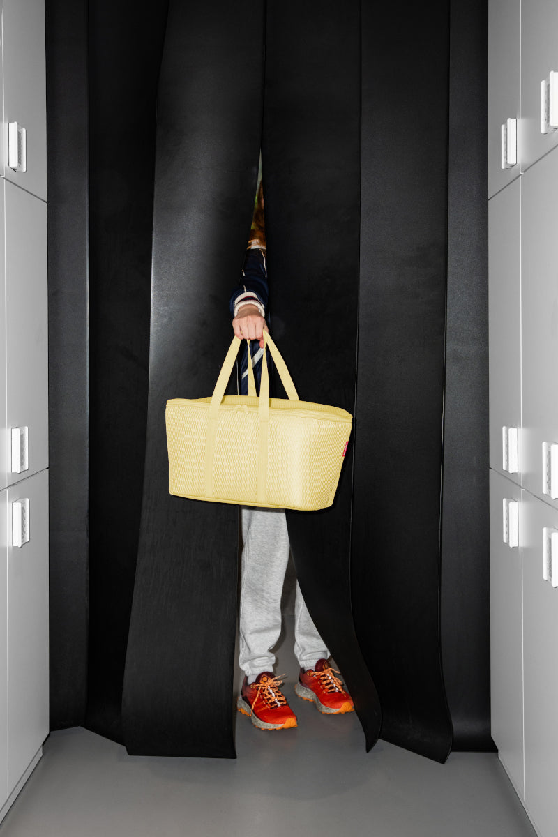 reisenthel coolerbag mesh lemon Lifestyle 2