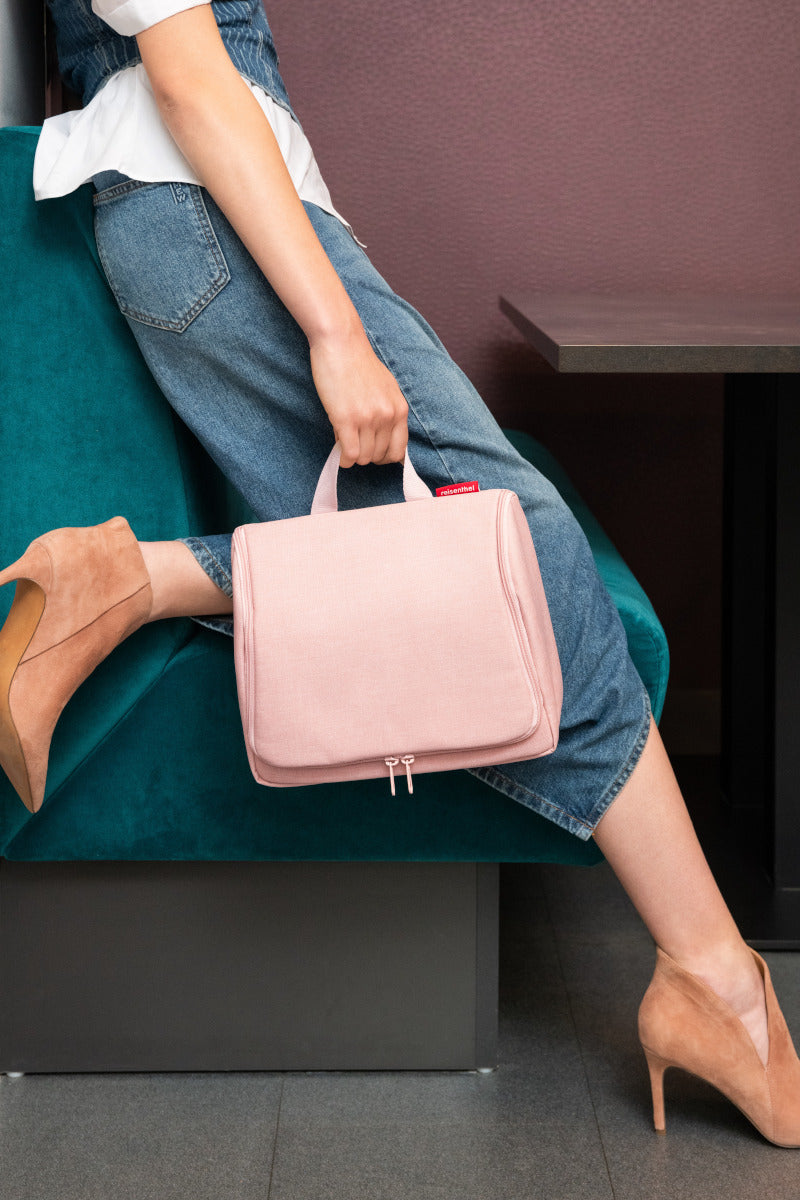 reisenthel toiletbag XL twist blush Lifestyle 1