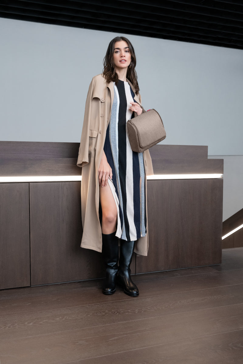 reisenthel toiletbag XL herringbone mokka Lifestyle 2