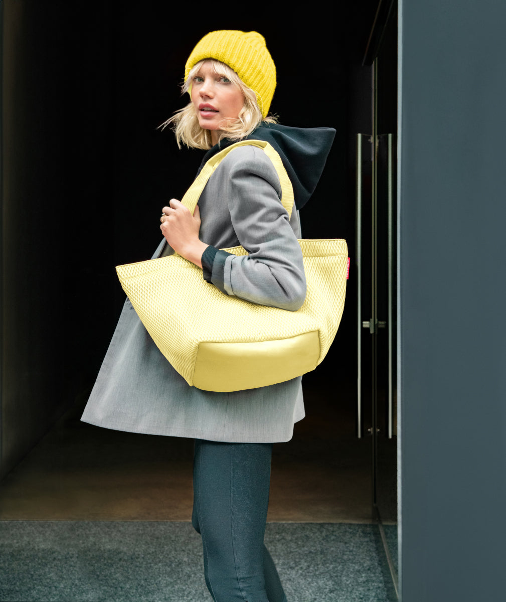 reisenthel shopper M mesh lemon Lifestyle 1