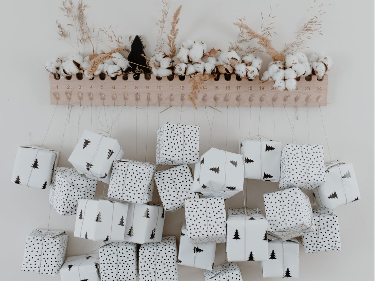 Eulenschnitt Adventskalender aus Buche Tanne 55cm Lifestyle 1