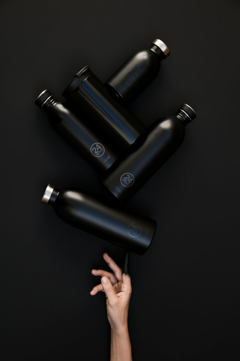 24Bottles Urban Bottle Stone Tuxedo Black 1l Lifestyle 2