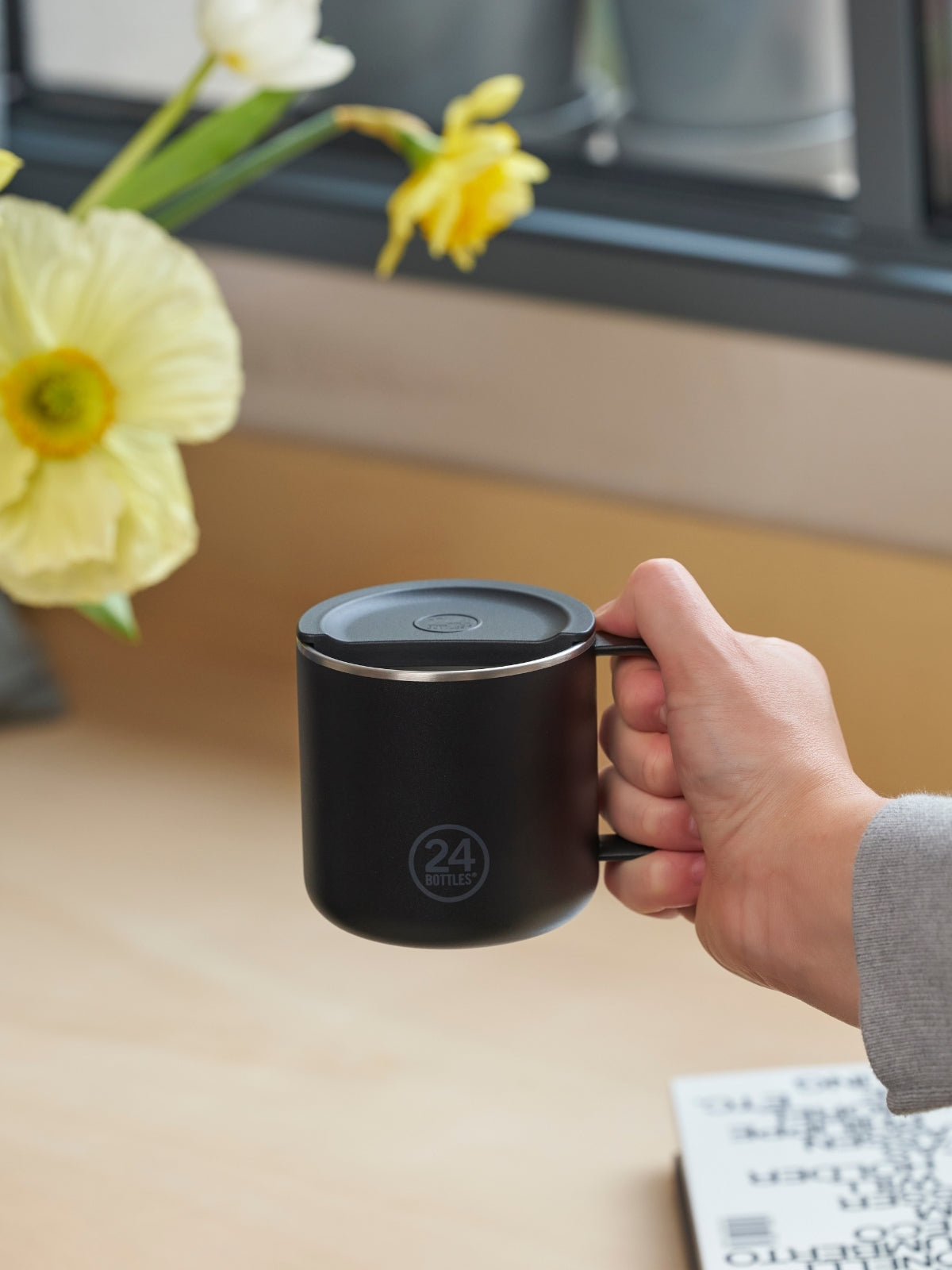 24Bottles Casa Mug Tuxedo Black 340ml - Produktbild 2