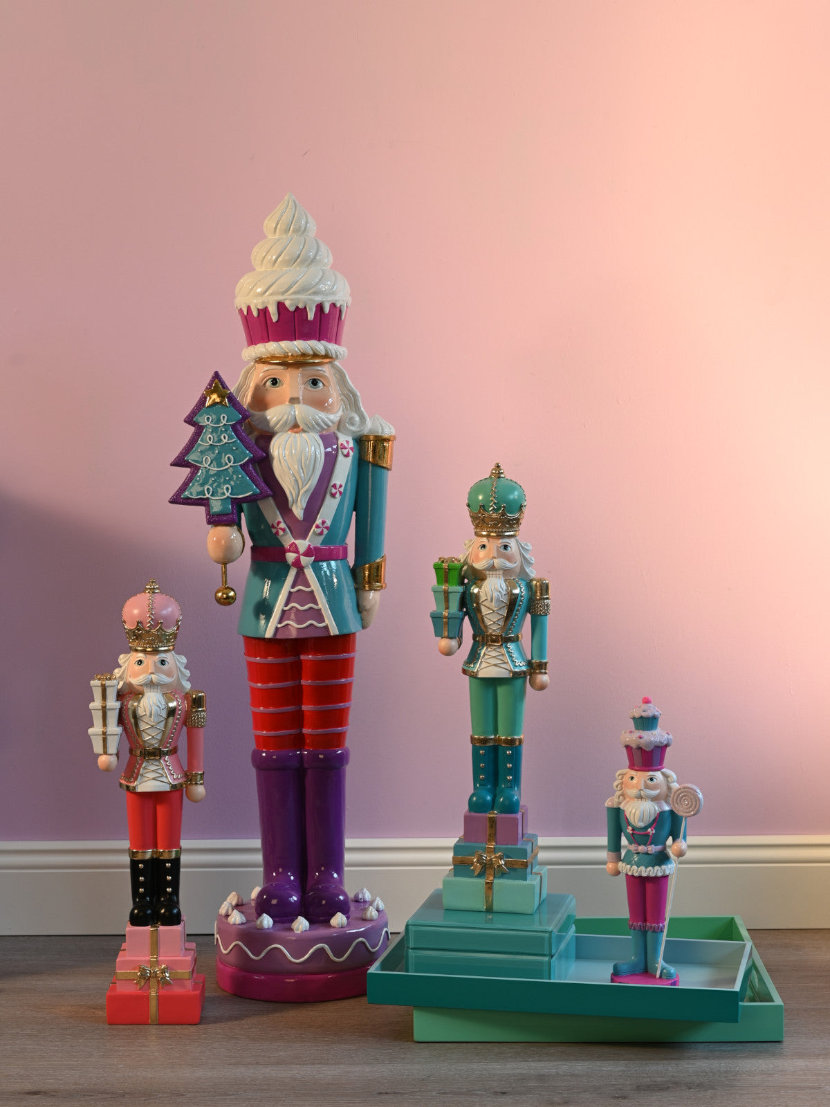 Giftcompany Noce Nussknacker petrol/pink 33,5cm Lifestyle 2