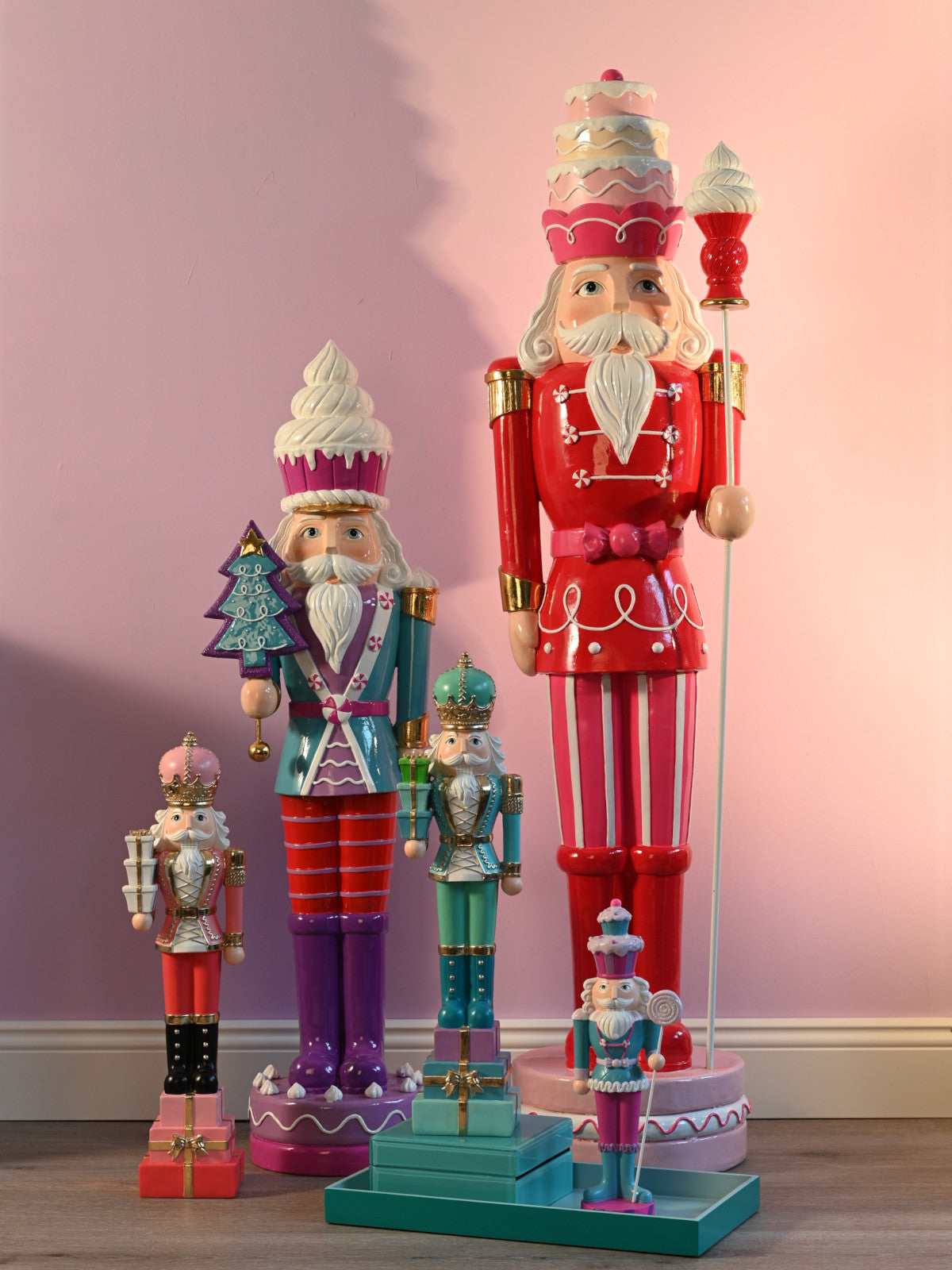 Giftcompany Noce Nussknacker petrol/pink 33,5cm Lifestyle 3