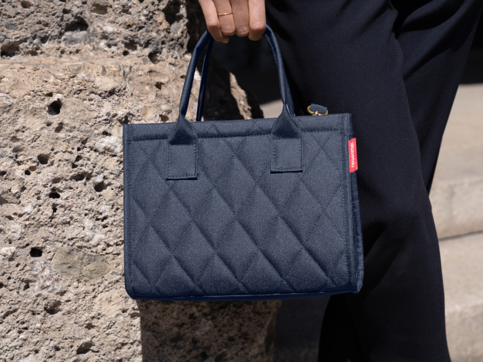 reisenthel daily shopper XS rhombus midnight gold Lifestyle 1