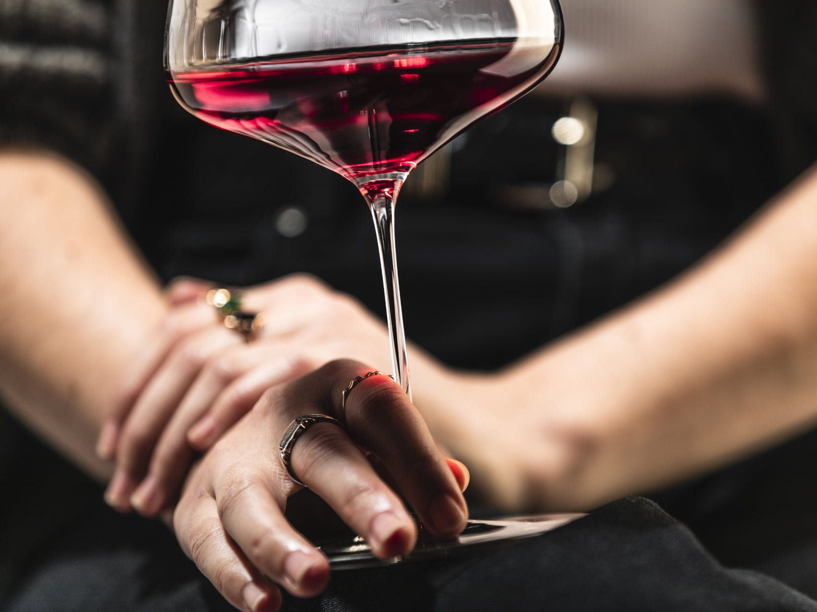 ZWIESEL GLAS Duo Burgunder Rotweinglas Set 2tlg Lifestyle 3