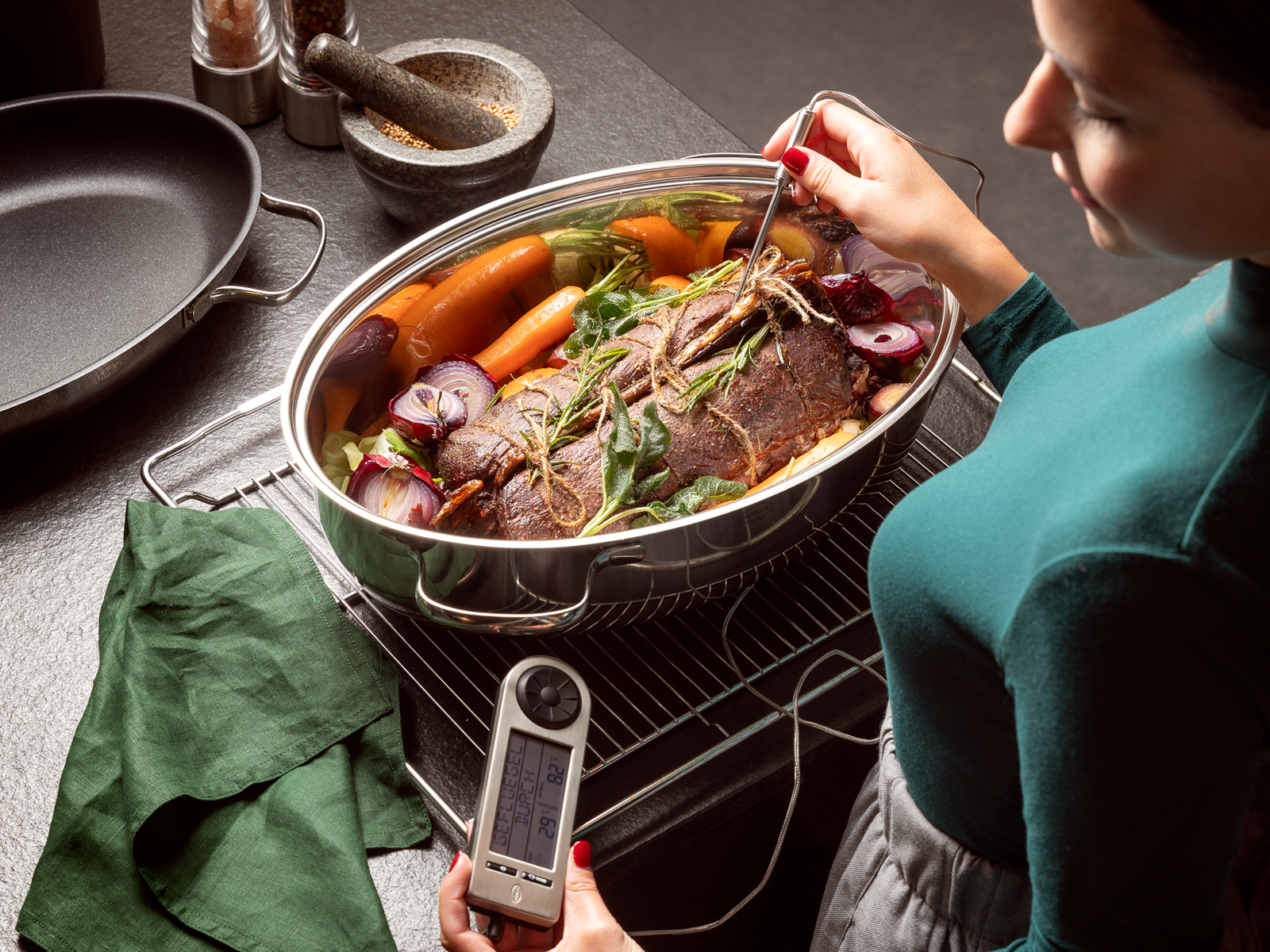 Rösle PUREELEMENTS Bräter ProCeraPlus mit Edelstahldeckel 29cm Lifestyle 1