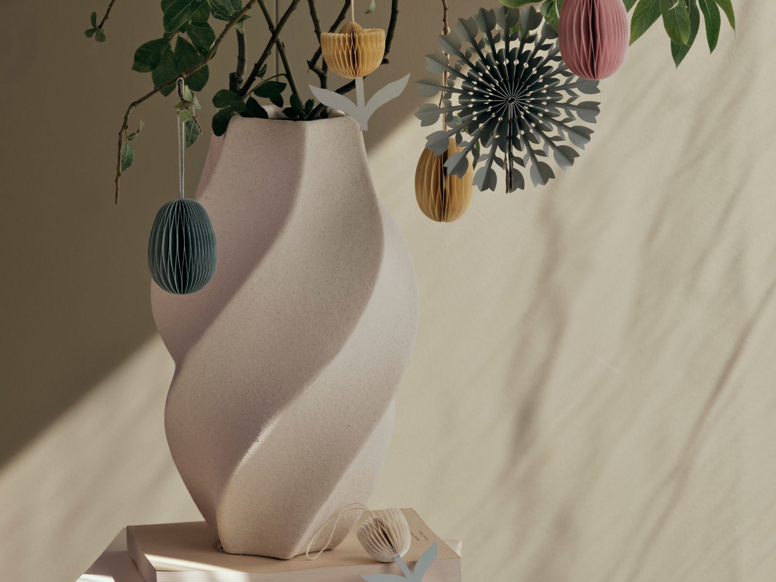 Broste Copenhagen Odette Vase hunter green 32cm - Produktbild 4