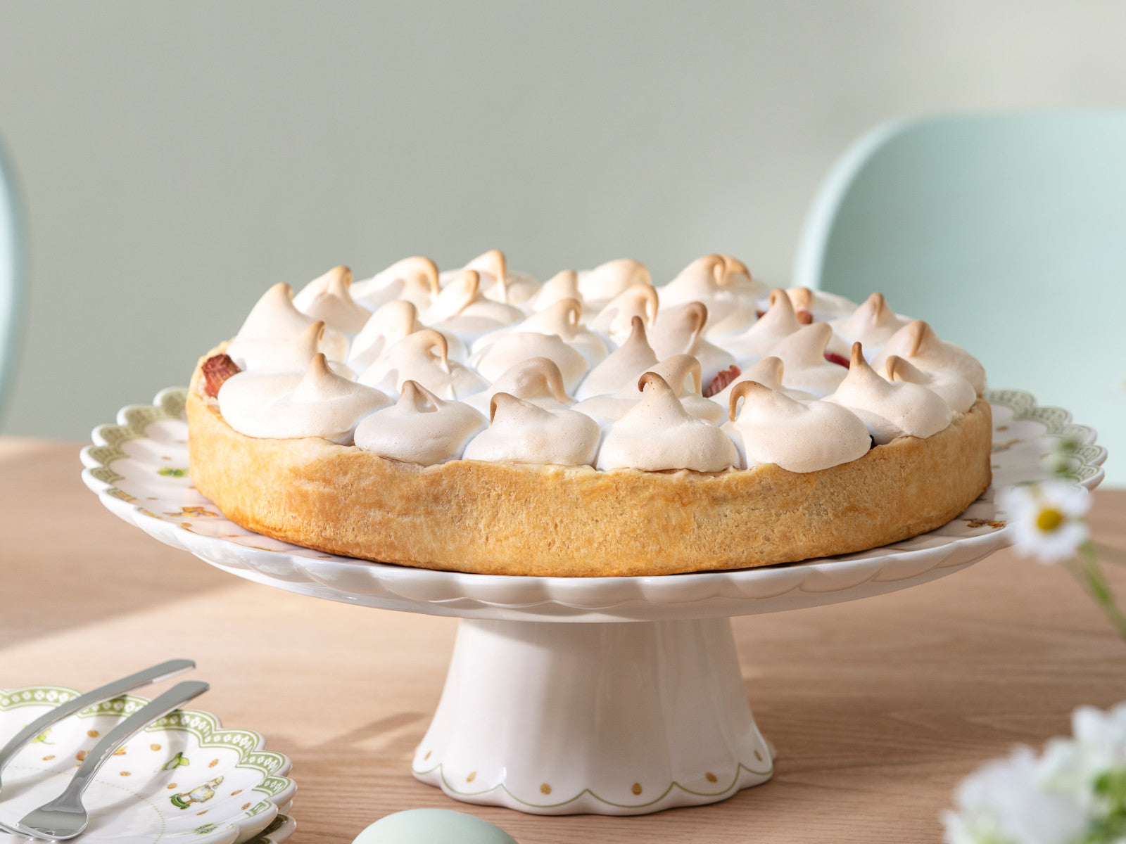 Villeroy & Boch Easter Delight Kuchenplatte auf Fuss 32cm Lifestyle 1