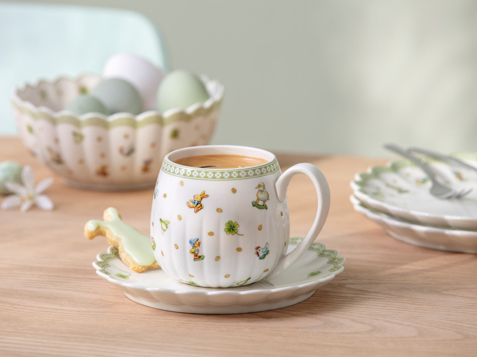 Villeroy & Boch Easter Delight Henkelbecher mit Untertasse 2tlg Set6 Lifestyle 3