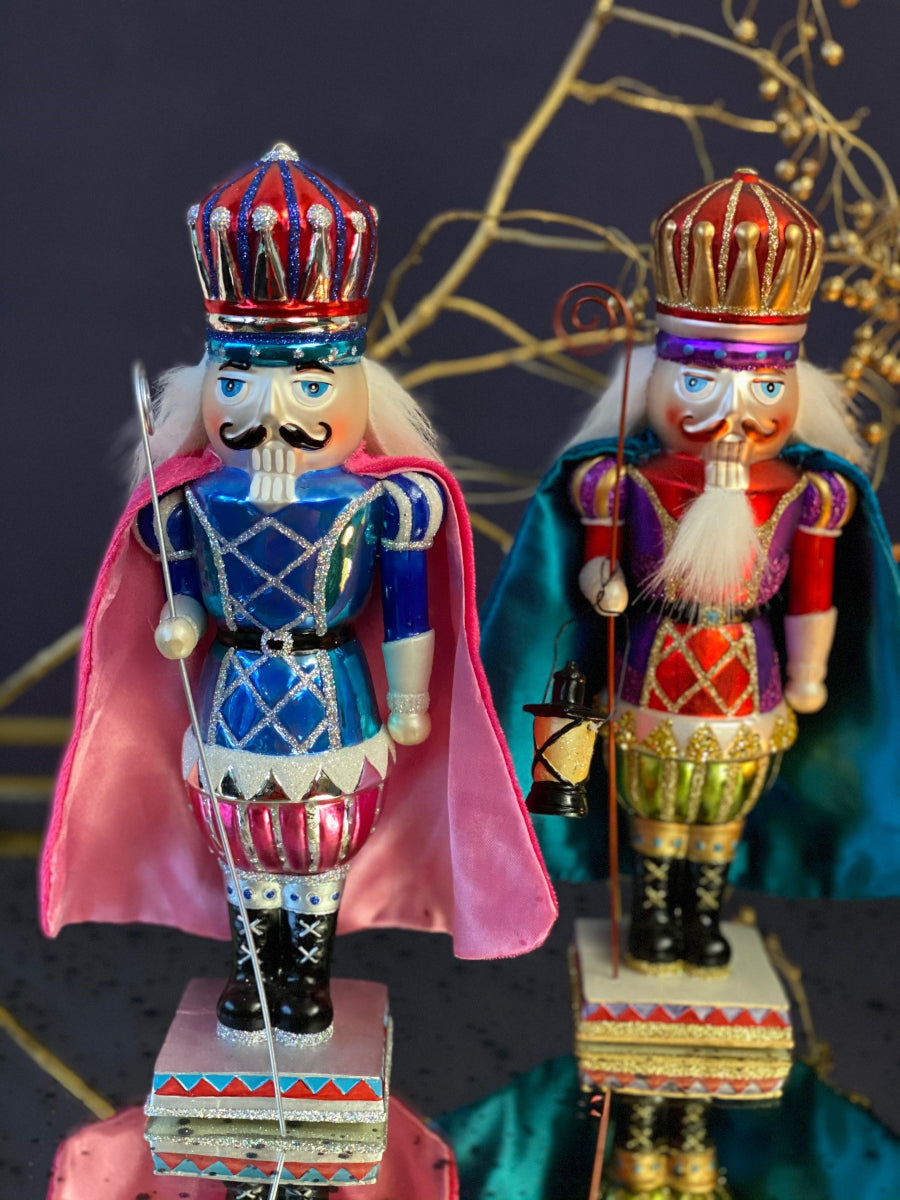 Giftcompany Noce Nussknacker petrol/pink 33,5cm Lifestyle 1