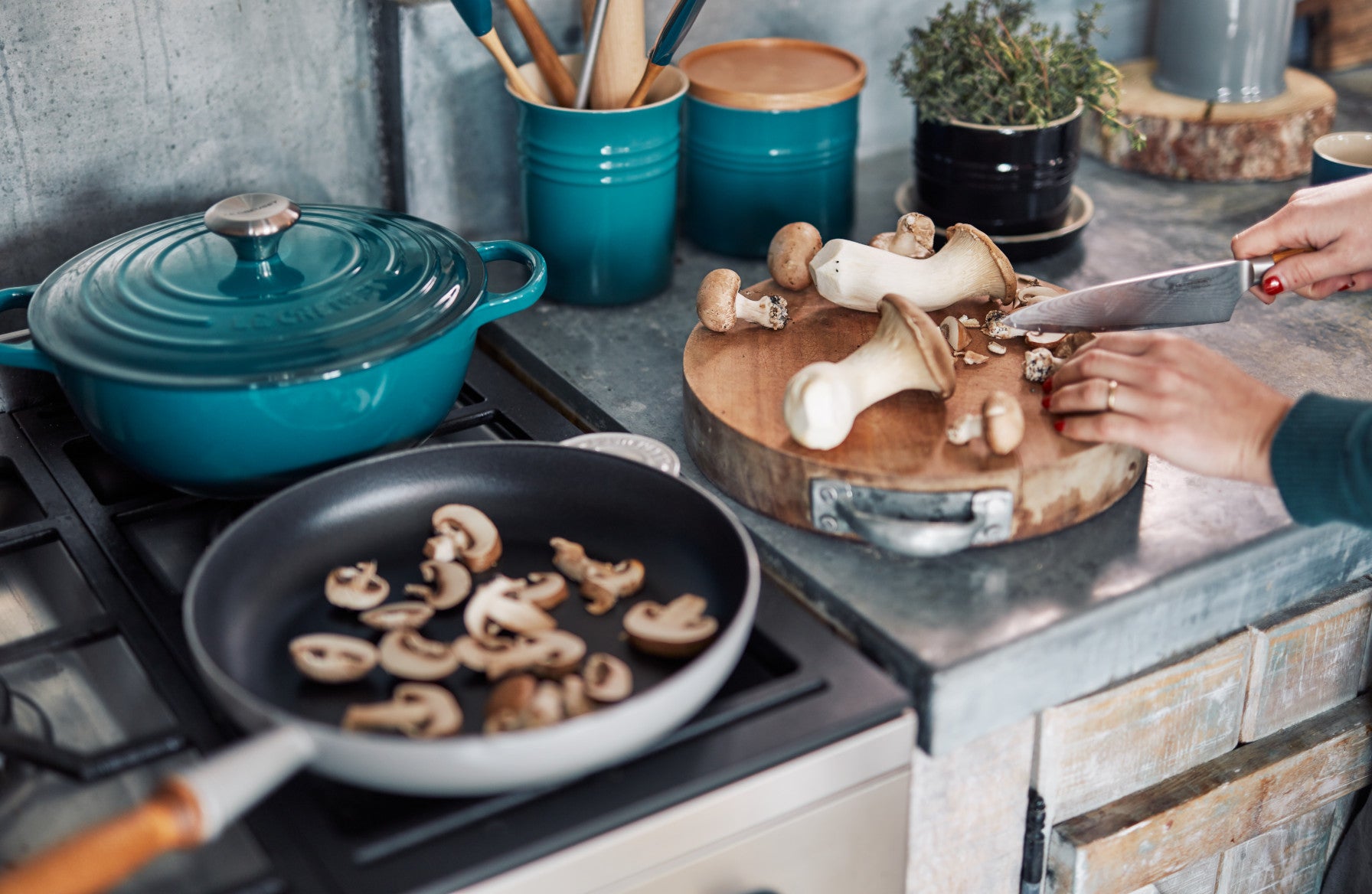 Le Creuset Bräter La Marmite Signature rund deep teal 27,5cm Lifestyle 3